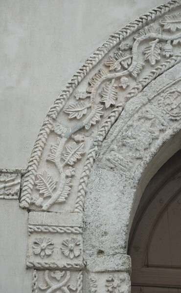 Façade portal, archivolt detail (left) - Santa María