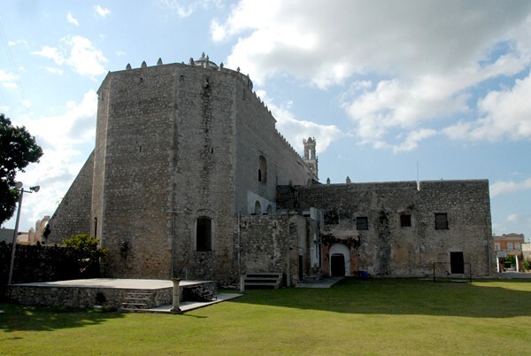 San Juan Bautista, apse & convento - Motul, Yucatán