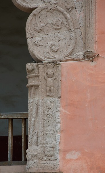 Right pillar & roundel - San Francisco, capilla abierta