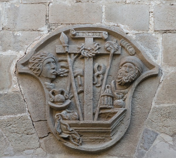 Large cloister, lower walk spandrel insignia - San Agustín, convento, large & small cloisters, apse