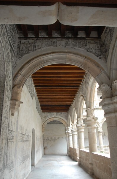 Upper cloister walk - San Andrés, cloister with murals