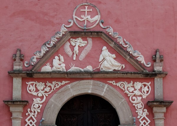 Lateral portal, spandrel reliefs & pediment - La Tercera Orden
