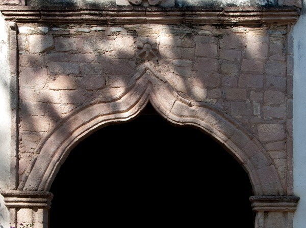 Lateral portal alfiz & ogee arch - La Inmaculada Concepción