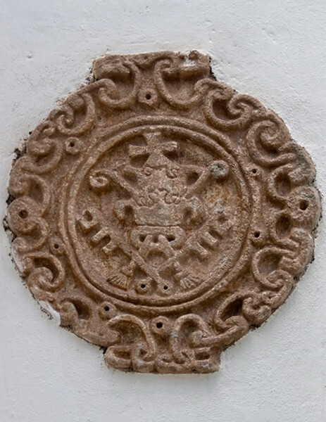 Santiago Apóstol, façade, papal insignia - Santiago Tilo, Oaxaca