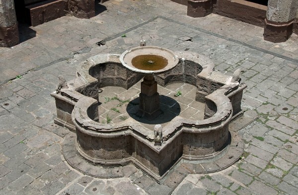 San Agustín, cloister fountain - San Agustín