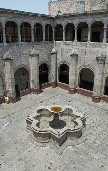 San Agustín, cloister & fountain - San Agustín