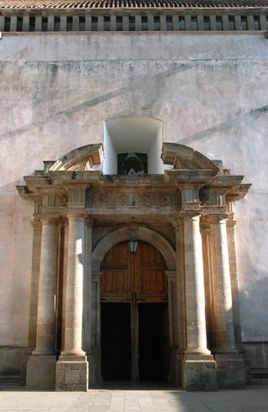 Nuestra Señora de la Salud, lateral portal - Pátzcuaro, Michoacán