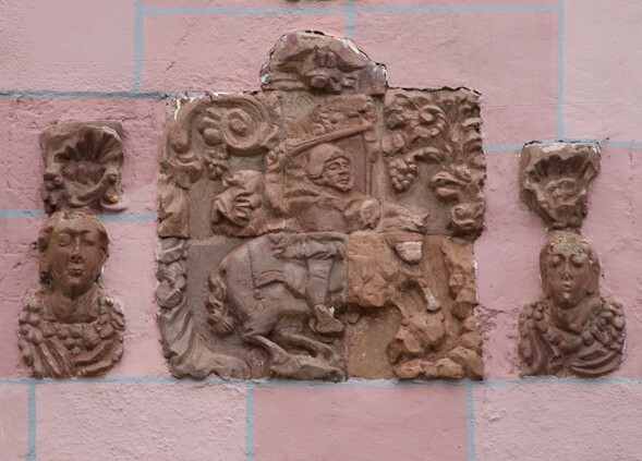 Tlalpujahua, Santiago Puxtla, façade gable relief - Tlalpujahua, Michoacán