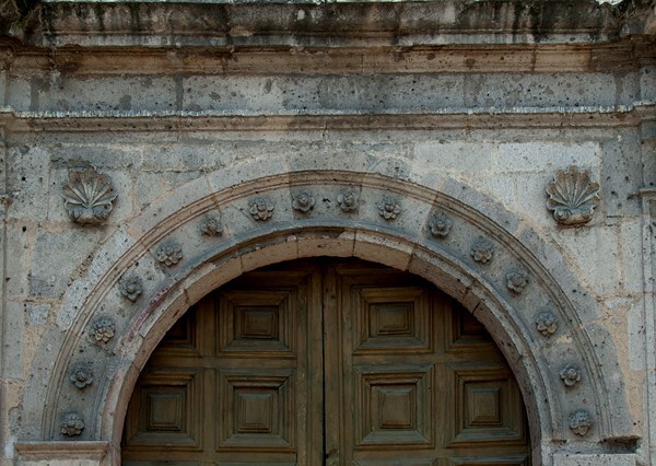 San Agustín, lateral door, archivolt & spandrel shells - San Agustín