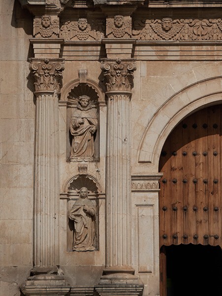 Façade poratl, left columns & entrecalle sculpture - Façade