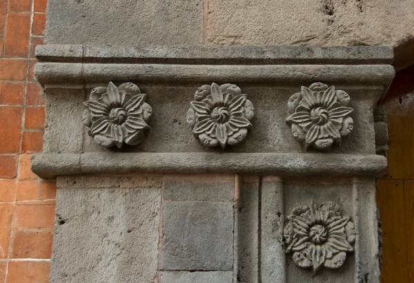 Main portal, left pillar & impost rosettes - Alhóndiga