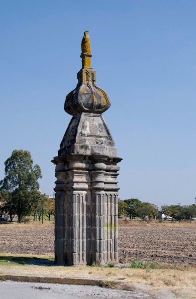 El puente viejo, finial - Acámbaro, Guanajuato