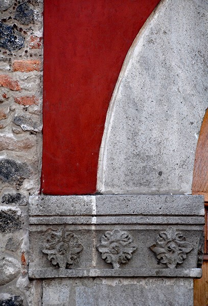 San Lorenzo Mártir, façade, left pilaster impost - Del Valle