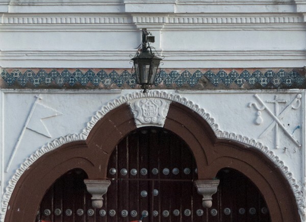 Santiago, façade, main portal, trefoil archivolt & spandrel reliefs - Tetla, Tlaxcala