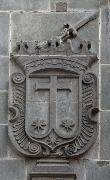 Façade escutcheon (left) - El Carmen