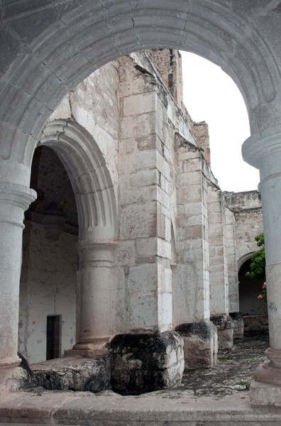 San Juan Bautista, cloister arches - San Juan Bautista, convento & cloister