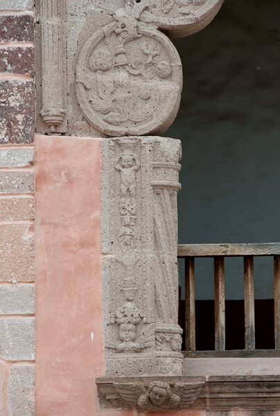 Left pillar & roundel - San Francisco, capilla abierta