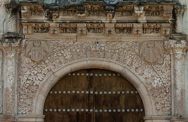 Façade portal, archivolt & archivolt - San Martín, façade, posa chapel & atrial cross