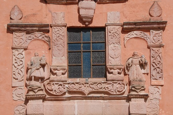 San Juan Bautista, façade portal architrave finial sculptures - Victoria, Guanajuato