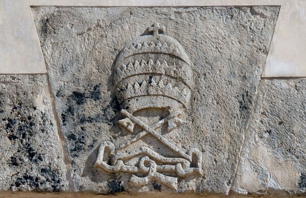 Baluarte de San Pedro, portal relief, Papal insignia - Baluartes (Bastions)