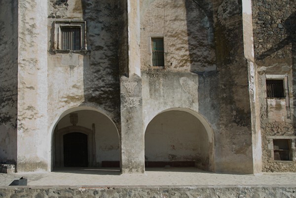 Portería - San Juan Bautista, façade, portería & posa chapels