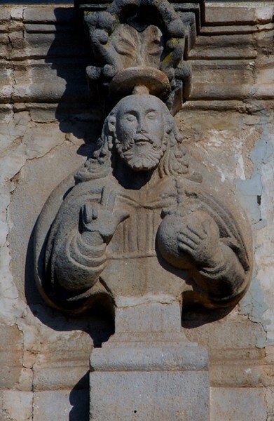 Nuestro Señor de Araró, façade portal, architrave central relief - Araró, Michoacán