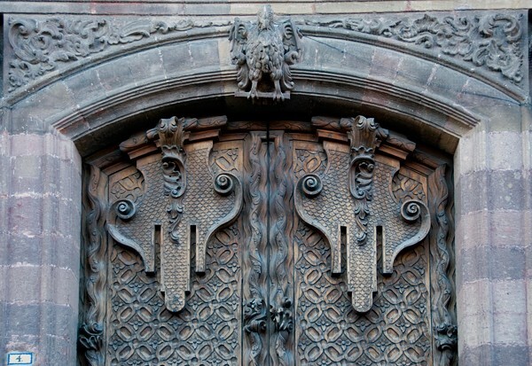 Casa del Mayorazgo de Canal, N façade portal, door lambrequins - San Miguel de Allende, Guanajuato