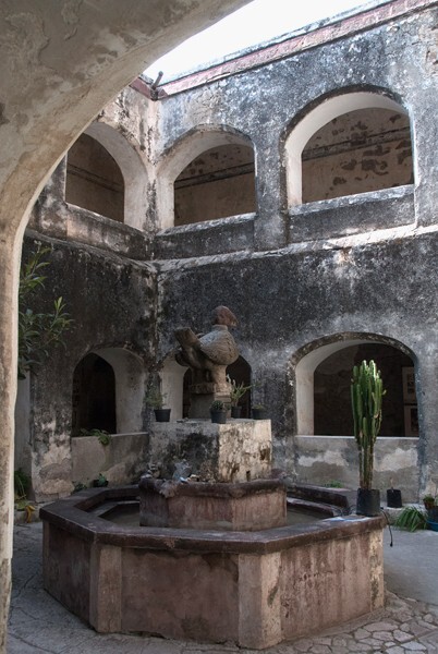 Cloister fountain - San Juan Bautista, cloister & murals