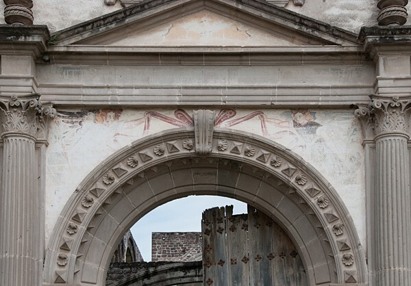 Façade, main portal, archivolt & spandrels - Santiago Apóstol (ruins)