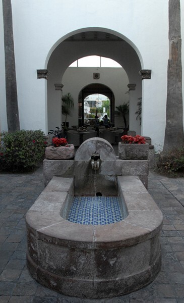 Querétaro, Querétaro, Calle 5 de Mayo #117, patio fountain - Querétaro