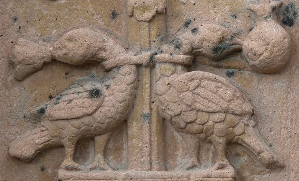 Santiago, façade main portal, left inner pilaster relief, herons - Atotonilco Tula, Hidalgo