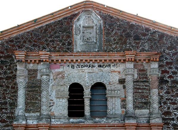 San Miguel, façade ajimez & gable relief - San Miguel Ajusco, México