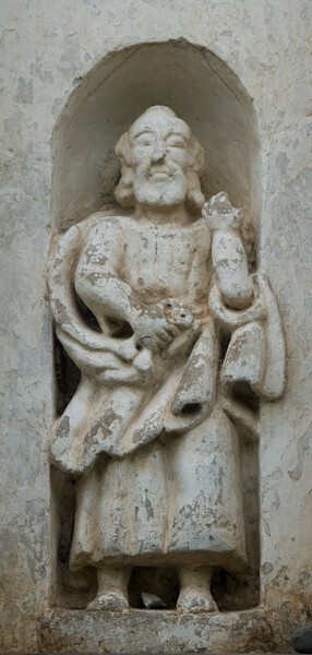 Façade, lower story, left entrecalle niche sculpture - San Martín