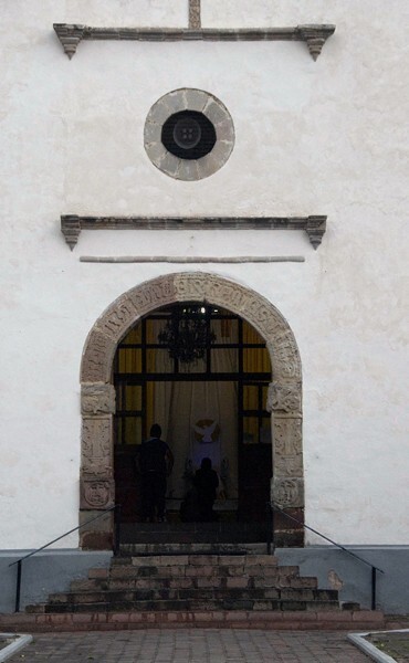 Santo Santiago, façade portal, oculus & cornices - Santiago Tilapa, México