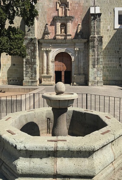 Square fountain & S portal - El Carmen Alto