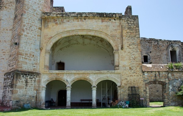 Portería & apilla abierta - San Martín, façade, posa chapel & atrial cross