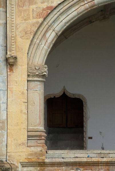 Capilla abierta, pillar & archivolt - San Martín, façade, posa chapel & atrial cross