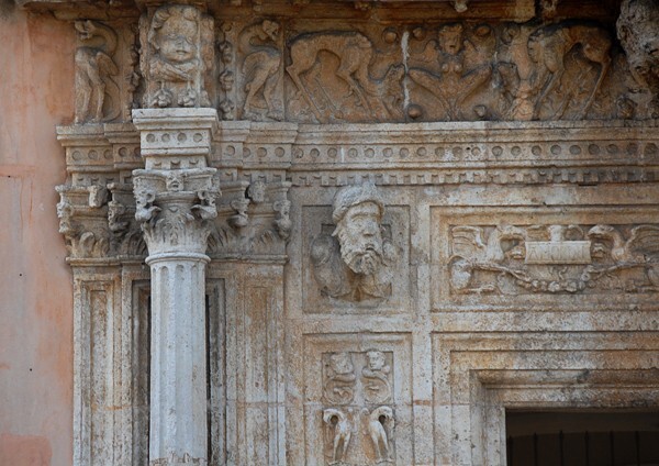 Casa de Montejo, façade portal, architrave & left pilaster & pillar - Casa de Montejo