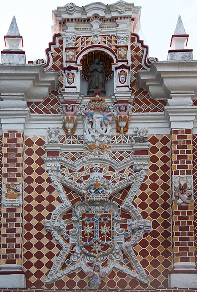 La Tercera Orden, façade, second tier & gable - El Carmen