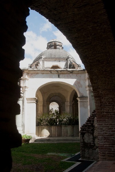 Santa Catalina de Sena, patio arch & washing site (Lavaderos) - Santa Catalina de Sena