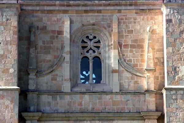 Exterior N nave, clerestory window - Santo Domingo (exterior)