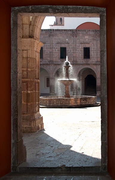 Patio portal & fountain - Palacio Clavijero