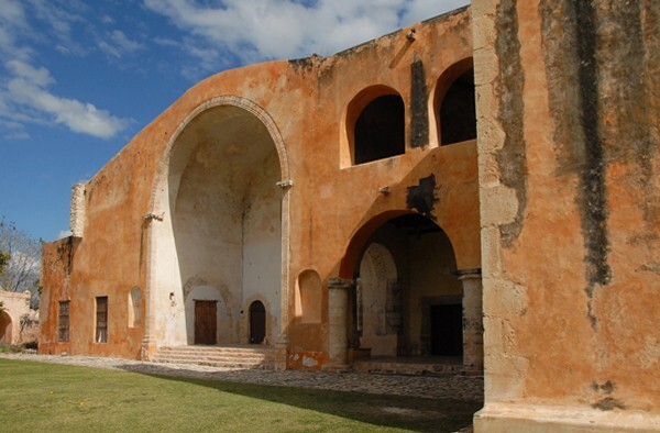 San Miguel Arcángel, capilla abierta & church portería - Maní, San Miguel Arcángel