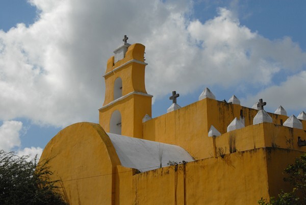 Espadaña & roof crenellation - Cholul, Yucatán