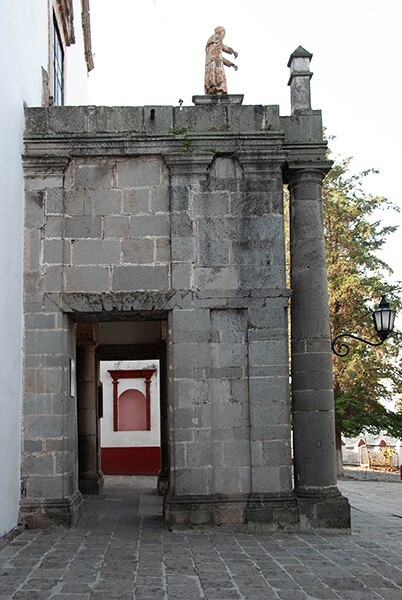 Façade portal narthex - San Juan Bautista