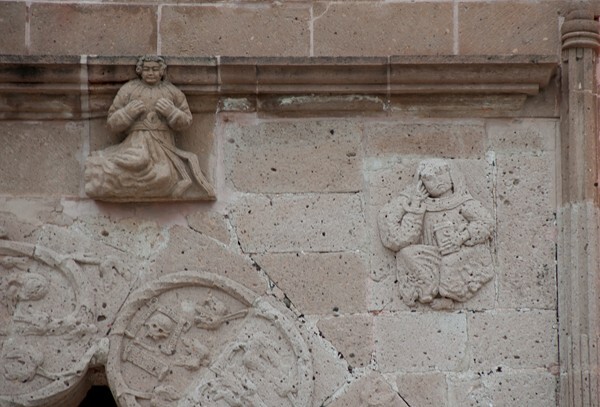 Right spandrel relief, St. Clare - San Francisco, capilla abierta