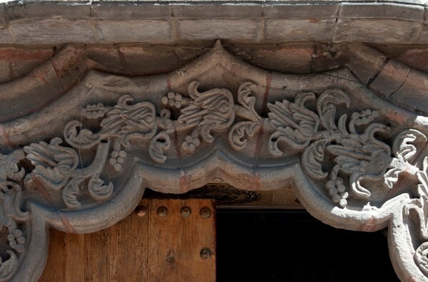 Façade portal, mixtilinear arch detail - Palacio de Gobierno