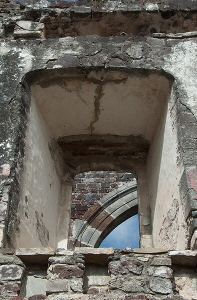 Exterior nave basilica window - Santiago Apóstol (ruins)