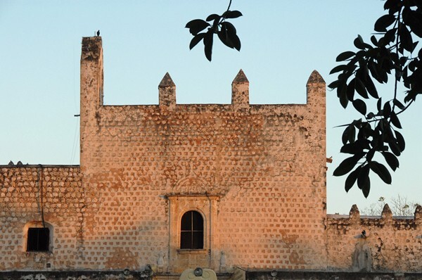 San Bernardino de Sena, façade, choir loft window & roof merlons - Valladolid (Sisal), Yucatán