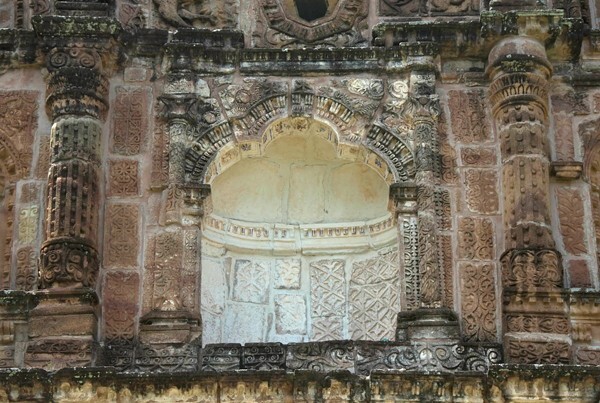 Second tier, central sculpture niche - Façade